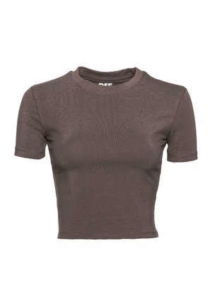 T-shirt court à manches courtes de couleur marron foncé, fabriqué en tissu lisse ; présente un col rond et des détails de couture simples.