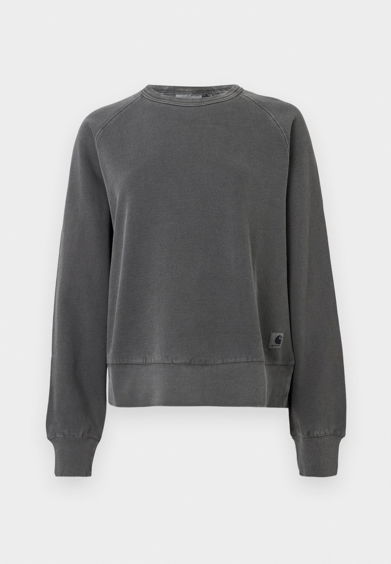 Sudadera de cuello redondo en tejido gris oscuro, con puños y dobladillo acanalados, y un pequeño parche de logo en el lado inferior. Textura suave.