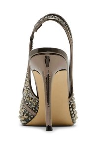 Chaussure à talons aiguilles slingback en gris métallique avec des accents cloutés et une finition brillante. Présente un talon fin et un design ouvert à l'arrière.