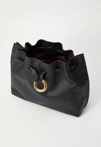 Borsa a secchiello nera in pelle con un accento in metallo dorato a forma di anello, apertura arricciata e foderatura interna rossa. Texture liscia con forma strutturata.