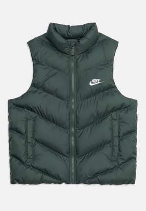 Dunkelgrüne gesteppte ärmellose Weste mit hohem Kragen, Frontreißverschluss, zwei Seitentaschen und weißem Nike-Logo auf der linken Brust.