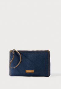 Obdĺžnikový tmavomodrý denimový náramok s hnedým prešívaním a koženou nášivkou, vybavený hnedým koženým zápästným remienkom a striebornými detailmi na zips.