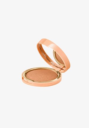 Compacte beige poeder make-up met een ronde spiegel in het deksel, open weergegeven op een witte achtergrond.