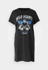 Robe T-shirt noire à manches courtes avec un imprimé graphique comprenant des ailes bleues, un cœur et des roses ; col rond classique et coupe décontractée.