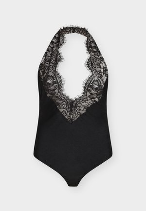 Body noir à col licou avec un décolleté en V profond orné de dentelle et un motif floral sur le devant, sur fond blanc.
