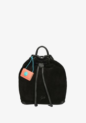 Zaino a tracolla in suede nero con dettagli in pelle, dotato di un piccolo tag rosa con un logo blu. Texture liscia, forma rotonda, doppi manici.