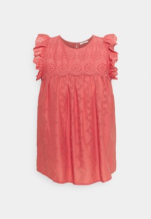 Vestido sin mangas color rosa coral con canesú de encaje con ojales ondulados, hombros con volantes y patrón bordado en zigzag en la falda.