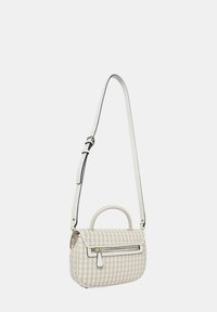 Borsa a mano bianca intrecciata con manico e tracolla regolabile, dotata di una tasca frontale con zip e dettagli lisci, forma rettangolare compatta.