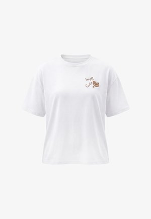 Hvid T-shirt med korte ærmer, lille brunt bjørneansigt og teksten "Happy Cute" trykt på venstre bryst.