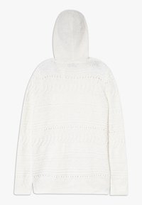 Biała bluza z kapturem, z teksturowanym wzorem plecionym, z poziomymi wzorami i otwartym detalem. Długie rękawy i luźny krój.