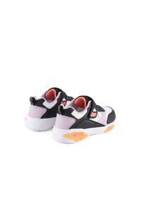 Zapatillas deportivas con una parte superior en blanco y negro, detalles en lavanda, talón naranja y suela texturizada. Cuenta con una correa de gancho y bucle.
