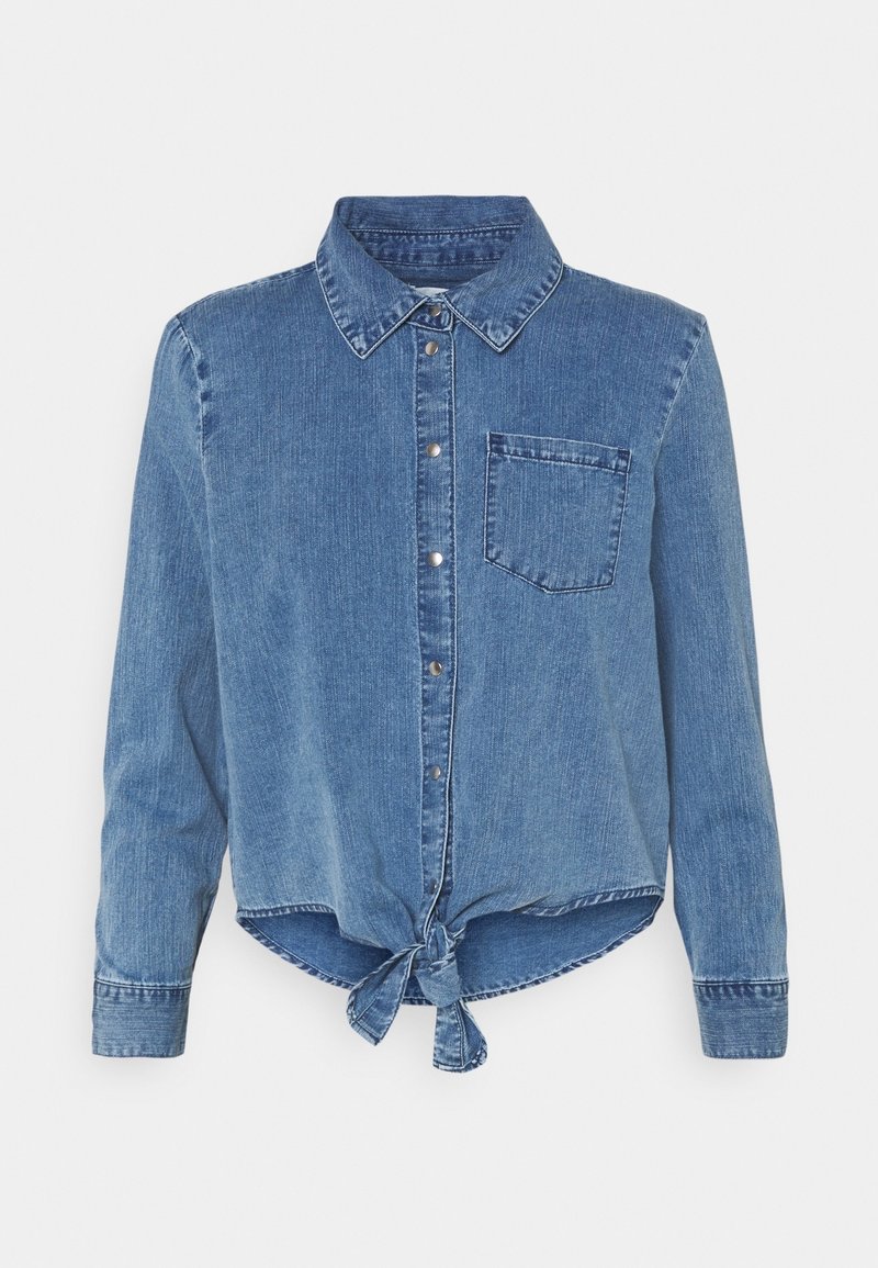 Chemise en denim bleu à manches longues avec une poche avant, une fermeture à boutons et un nœud noué en bas de l'ourlet.
