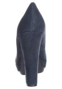 Námořnické modré lodičky na vysokém podpatku s špičatou špičkou, vyrobené z materiálu podobného semiši, s texturovaným povrchem a masivním podpatkem.