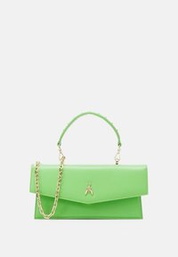 Borsa a mano in pelle sintetica verde con tracolla in catena dorata, forma rettangolare strutturata, dotata di manico superiore e logo decorativo a forma di ape.