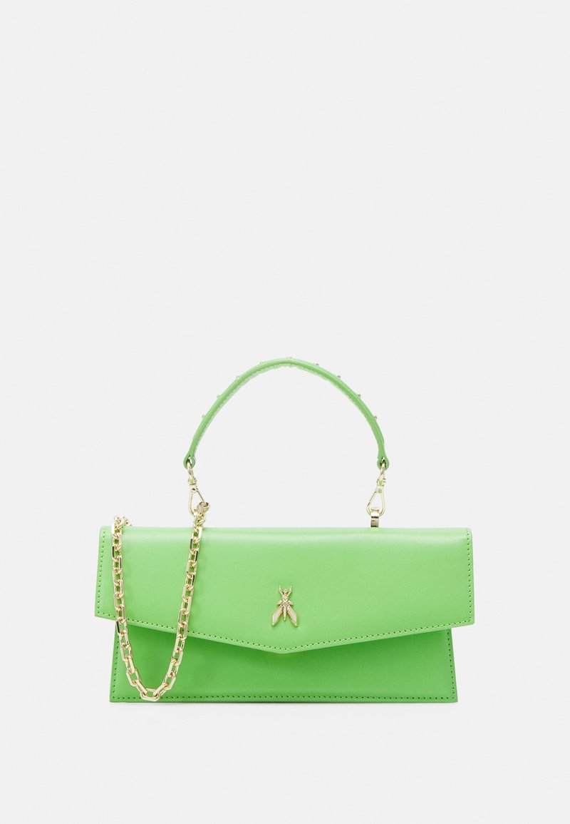 Borsa a mano in pelle sintetica verde con tracolla in catena dorata, forma rettangolare strutturata, dotata di manico superiore e logo decorativo a forma di ape.