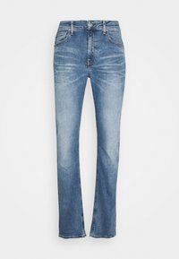 Jasnoniebieskie jeansy z denimu o prostym kroju, z pięcioma kieszeniami i subtelnym przetarciem. Posiadają zapięcie na guzik oraz szlufki na pasek w pasie.