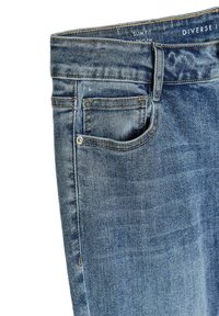 Slim fit niebieskie dżinsy z wyblakłym wykończeniem, posiadające przednią kieszeń, widoczne przeszycia oraz zapięcie na guzik w talii.