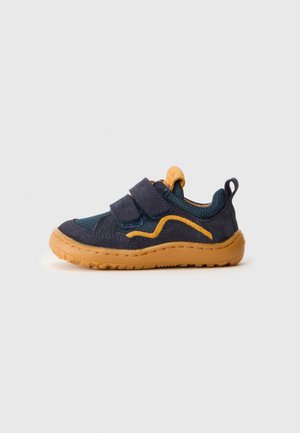 Baskets enfant bleu marine et jaune moutarde avec deux bandes velcro et une semelle en caoutchouc texturée sur fond blanc.