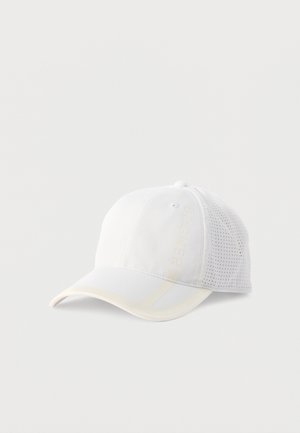 Witte honkbalpet met geperforeerd mesh achterpaneel en subtiele diagonale streep op de klep.