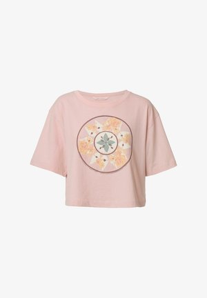 Lyserød cropped t-shirt lavet af bomuld med en cirkulær blomster grafik i midten, med lysegule og grønne accenter, korte ærmer.