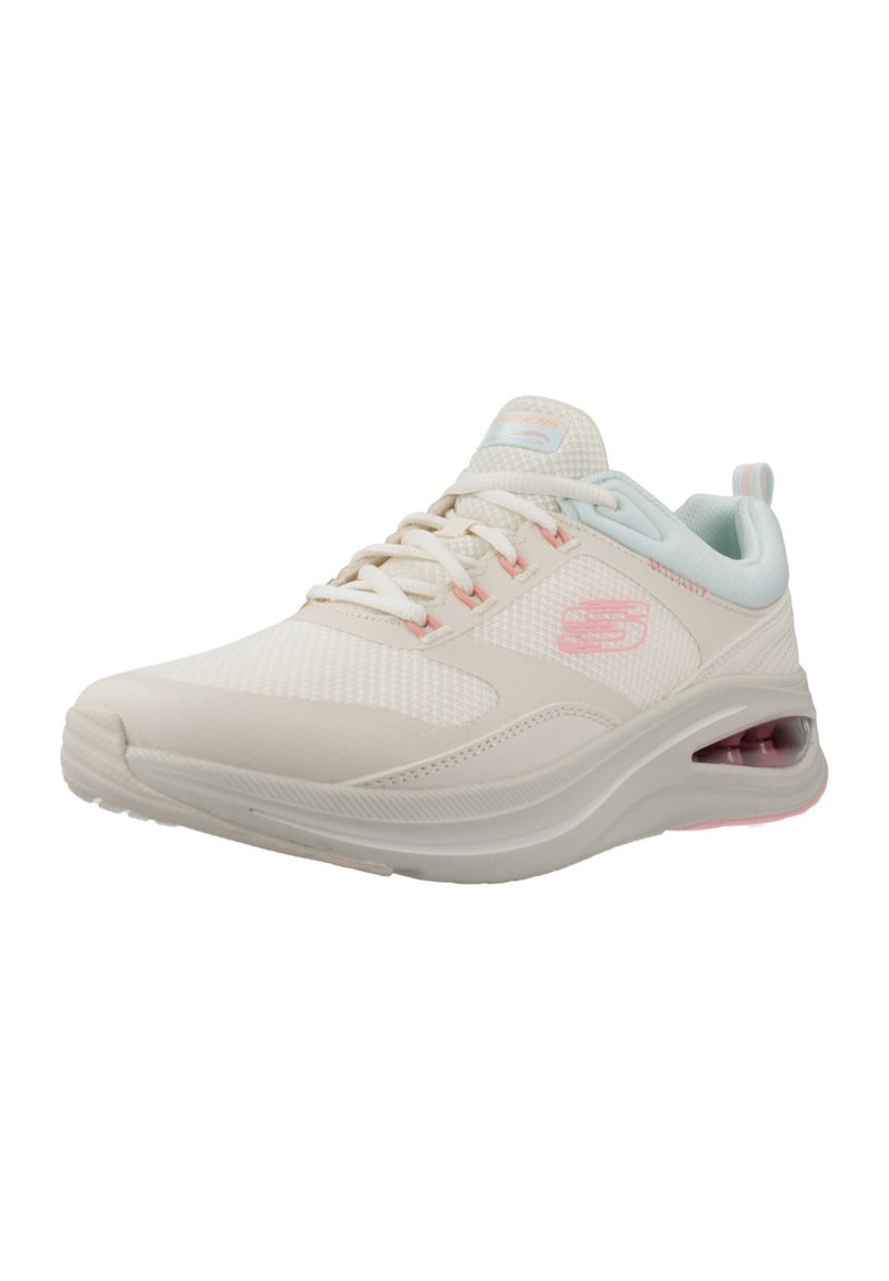 Zapatilla de running ligera en malla blanco roto con suaves acentos en azul. Cuenta con suela acolchada, diseño de cordones y una unidad de aire visible en el talón.