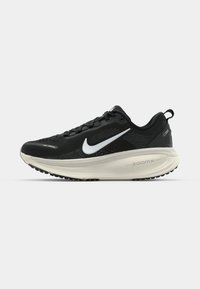 VOMERO 18 - Chaussures de running sur route - black/summit white/coconut milk/light iron ore/light smoke grey