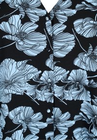Tessuto nero con un motivo floreale blu; presenta una scollatura a V e bottoni; texture liscia con dettagli floreali intricati.