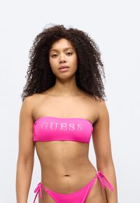 Σετ ροζ μπικίνι με τοπ bandeau που έχει διακόσμηση με στρας και ρυθμιζόμενα σλιπ με κορδόνια στο πλάι. Λείο, ελαστικό ύφασμα, ελαφρύ σχέδιο.