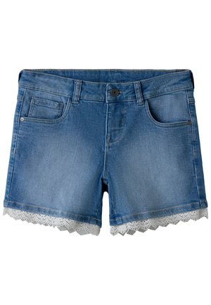Blå denimshorts med frontlommer, knappelukking, beltestropper og hvit blondekant langs kanten.