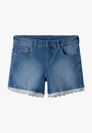 Pantalones cortos vaqueros azules con bolsillos delanteros, cierre de botones, trabillas para el cinturón y ribete de encaje blanco a lo largo del dobladillo.