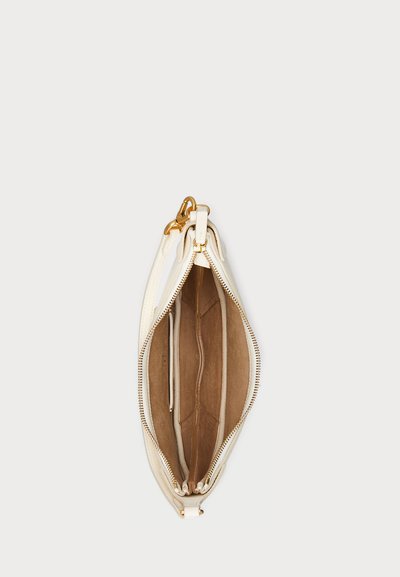 Λευκή δερμάτινη τσάντα με χρυσά εξαρτήματα, κλείσιμο με φερμουάρ και λεία υφή. Το εσωτερικό διαθέτει πολλαπλές θήκες σε μπεζ ύφασμα.