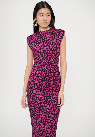 Fekete, testhez illeszkedő ruha rózsaszín virágmintával, vállpárnákkal és magas nyakkal. Sima textúrájú, térd alá érő szabás.