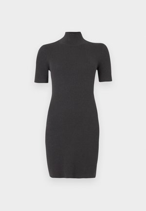 Czarna prążkowana sukienka z wysokim kołnierzem i krótkimi rękawami. Dopasowany krój, gładka tekstura i długość do kolan.