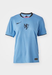 Hele Sinine Nike jersü eliõlga, musta kaelusega ja keskel lõvijoonistus. Tekstuuriga kangas, millel on peened sooned.
