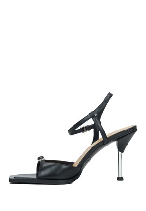 - Sandały na obcasie