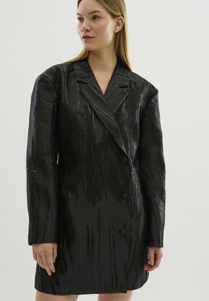 Schwarzes tailliertes Blazerkleid mit gerippter Texturierung, doppelter Knopfleiste und breiten Revers, ausgestattet mit dezenten Glanzelementen.
