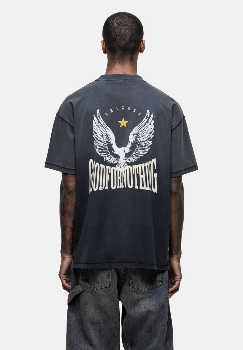 Zwarte oversized t-shirt met een grafische print op de achterkant van een adelaar en de tekst "GODFORNOTHING." Korte mouwen en een ontspannen pasvorm.