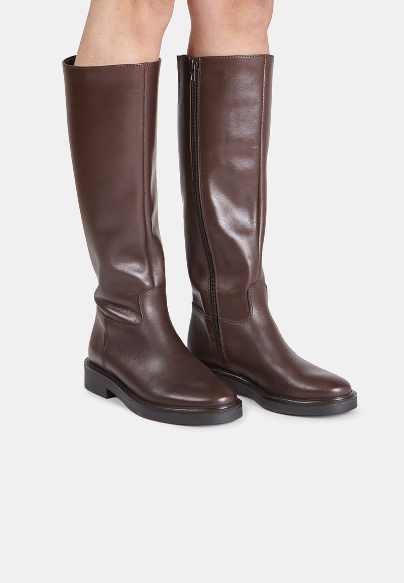 Botas de cuero marrón hasta la rodilla con un acabado brillante, cierre de cremallera lateral y suela plana. Diseño simple con acentos y costuras mínimas.