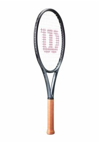 Wilson-Tennisschläger mit einem grauen Rahmen, orangefarbenem Griff und weißen Saiten, die ein rotes "Wilson"-Logo tragen. Ovaler Kopf, leichtes Design.
