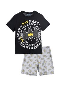 Schwarzes Baumwoll-T-Shirt mit Batman-Logo und Text, kombiniert mit grauen Shorts, die ein wiederholtes Batman-Logo-Muster in Gelb und Schwarz aufweisen.