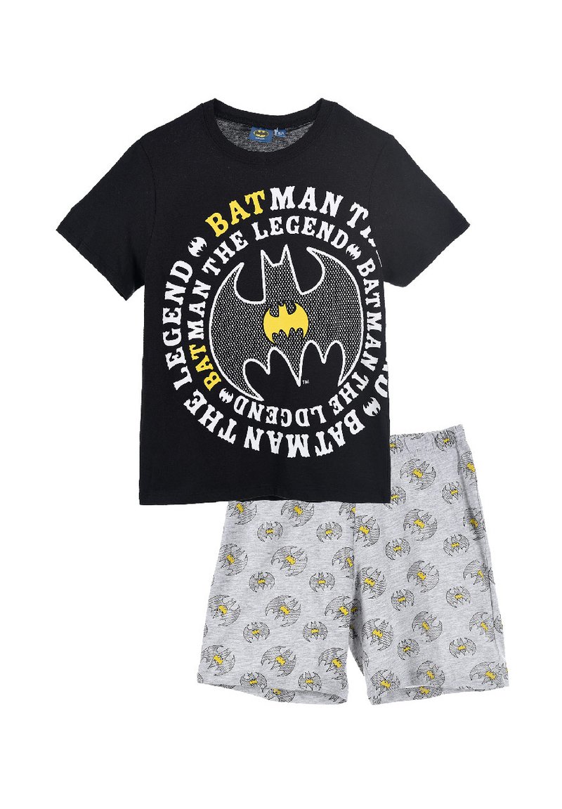 Schwarzes Baumwoll-T-Shirt mit Batman-Logo und Text, kombiniert mit grauen Shorts, die ein wiederholtes Batman-Logo-Muster in Gelb und Schwarz aufweisen.