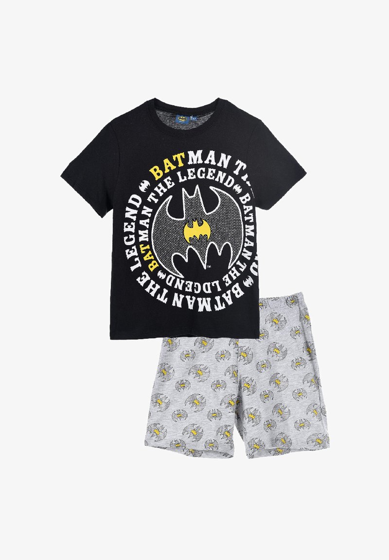 Camiseta de algodón negro con el logo de Batman y texto, combinada con pantalones cortos grises que presentan un patrón repetido del logo de Batman en amarillo y negro.