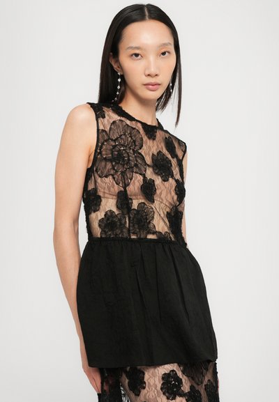 Vestido negro de encaje con bordados florales, diseño sin mangas y falda negra en capas. Semitransparente con detalles de tela texturizada.