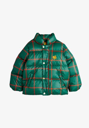 Casaco puffer verde com padrão tartan vermelho, botões de pressão, dois bolsos laterais e um pequeno bordado de um trevo de quatro folhas amarelo no peito.