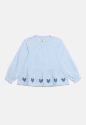 Blusa a maniche lunghe per bambino con righe azzurro chiaro e bianco, polsini elastici, orlo arricciato e sei cuori blu ricamati vicino al bordo inferiore.