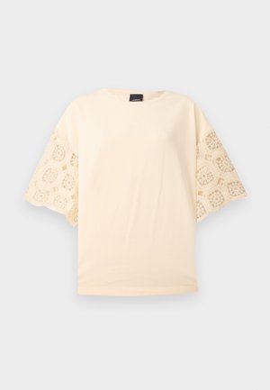Cremefarbene Bluse mit kurzen, weiten Spitzenärmeln mit floralen Häkelmustern und rundem Halsausschnitt.