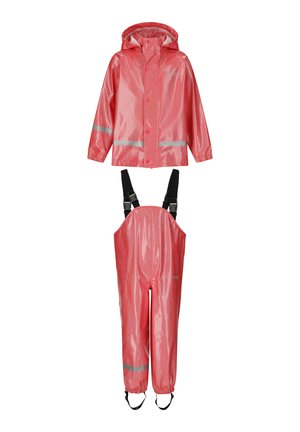 Rote wasserdichte Regenjacke für Kinder mit Kapuze und passender Latzregenhose mit verstellbaren schwarzen Trägern und reflektierenden Streifen.