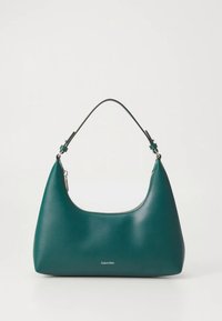 Zöld bőrtáska ívelt sziluettel, egyetlen pánttal és logó díszítéssel. Sima textúra, minimalista dizájn.