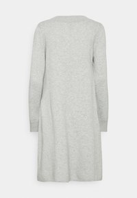 Abito grigio a maniche lunghe realizzato in tessuto morbido, con un design semplice, silhouette dritta e polsini a costine.