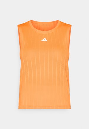 Narancssárga ujjatlan sportfelső függőleges bordázott mintával, kerek nyakkivágással és fehér Adidas logóval a mellkasnál. Könnyű, légáteresztő anyagból.